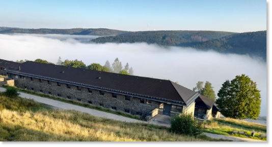 Das Naturschutz-Bildungshaus an einem Septembermorgen