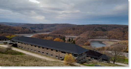 Das Naturschutz-Bildungshaus über dem Urftsee im September