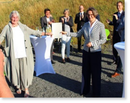 Landesministerin Ina Scharrenbach (r.) übergibt den Bewilligungsbescheid an Vorstand Maria Pfeifer (l.). Foto: Alexander Barth